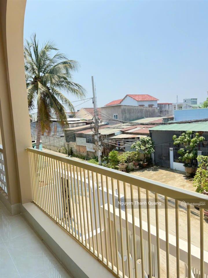 Nhà 3 tầng 82m2 5,5 tỷ phường tây nha trang 3 phòng ngủ 4 vệ sinh mới đẹp ô tô đậu trong sân