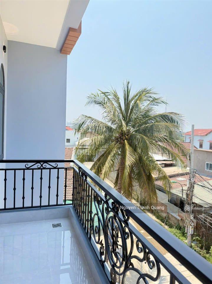 Nhà 3 tầng 82m2 5,5 tỷ phường tây nha trang 3 phòng ngủ 4 vệ sinh mới đẹp ô tô đậu trong sân