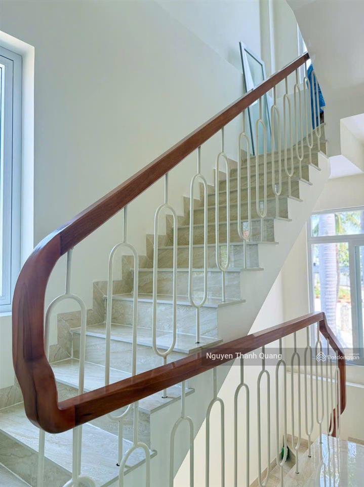 Nhà 3 tầng 82m2 5,5 tỷ phường tây nha trang 3 phòng ngủ 4 vệ sinh mới đẹp ô tô đậu trong sân
