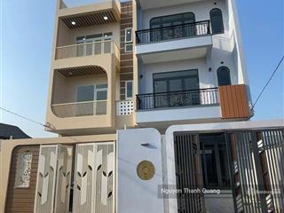 Nhà 3 tầng 82m2 5,5 tỷ phường tây nha trang 3 phòng ngủ 4 vệ sinh mới đẹp ô tô đậu trong sân