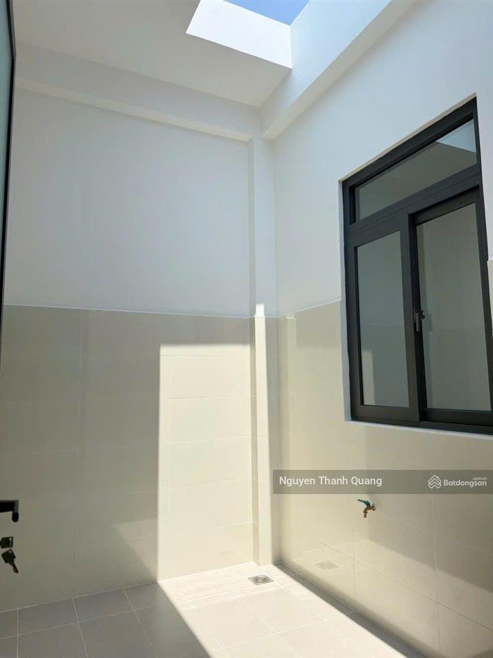 Nhà 3 tầng 82m2 5,5 tỷ phường tây nha trang 3 phòng ngủ 4 vệ sinh mới đẹp ô tô đậu trong sân