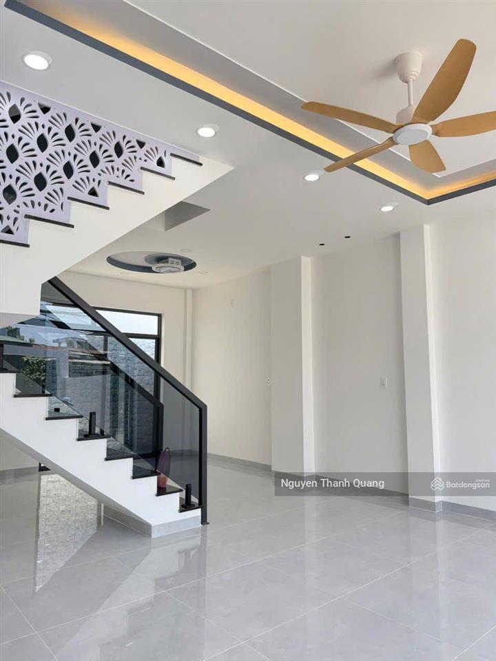 Nhà 3 tầng 82m2 5,5 tỷ phường tây nha trang 3 phòng ngủ 4 vệ sinh mới đẹp ô tô đậu trong sân
