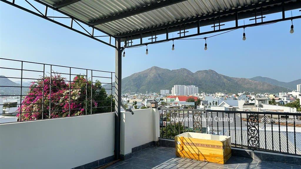 Nhà 3 tầng 4 phòng ngủ 3 vệ sinh gần biển nha trang gần chợ vĩnh hải