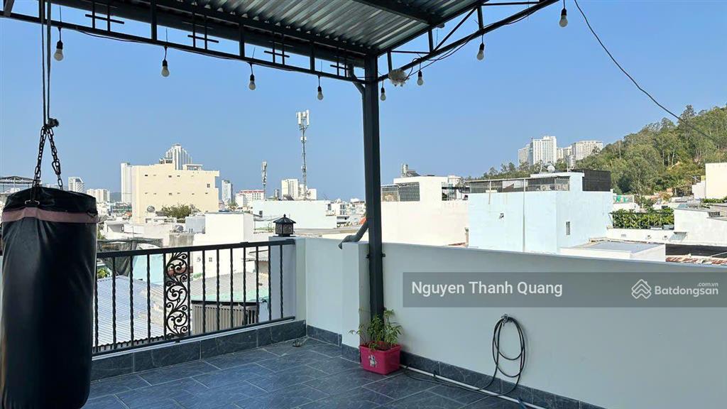 Nhà 3 tầng 4 phòng ngủ 3 vệ sinh gần biển nha trang gần chợ vĩnh hải