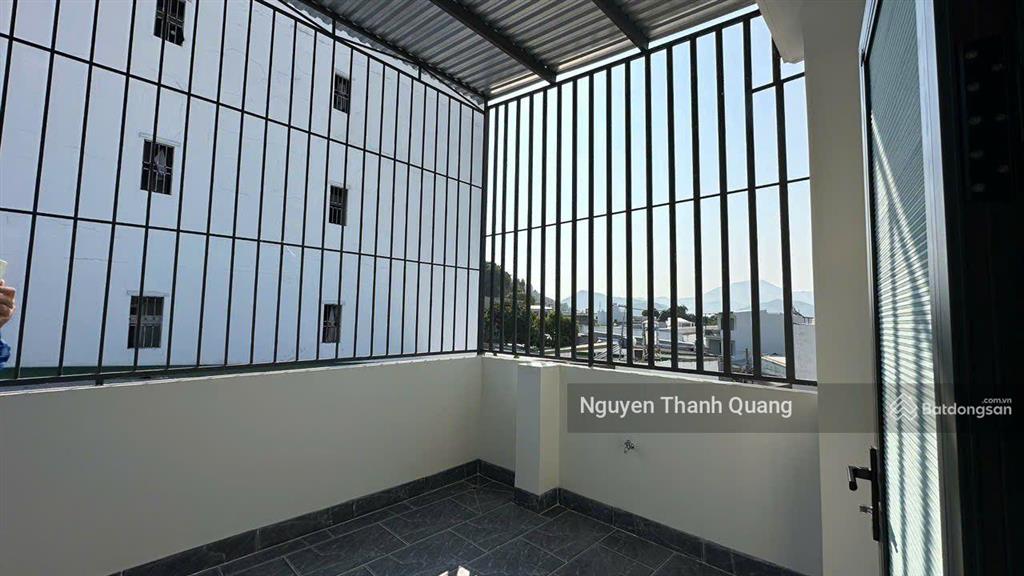 Nhà 3 tầng 4 phòng ngủ 3 vệ sinh gần biển nha trang gần chợ vĩnh hải