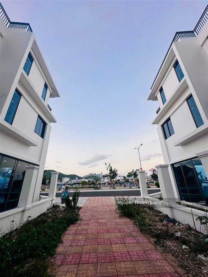 Toà nhà 5 tầng góc 2 mặt đường view biển tttp nha trang phù hợp kinh doanh du lịch lưu trú