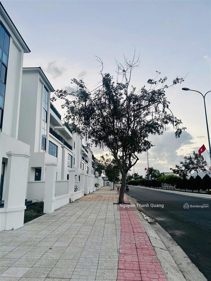 Toà nhà 5 tầng góc 2 mặt đường view biển tttp nha trang phù hợp kinh doanh du lịch lưu trú