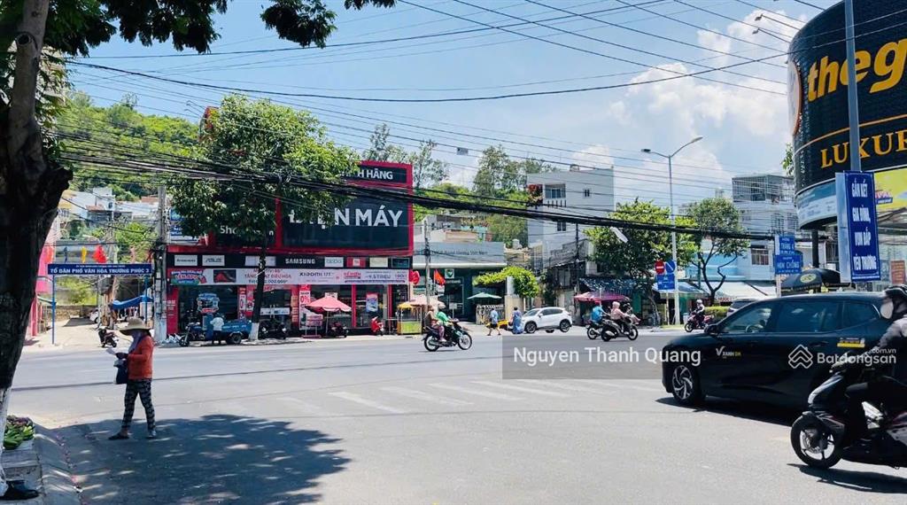Nhà mặt ngang 7,05m đường kinh doanh ngay biển hòn chồng nha trang