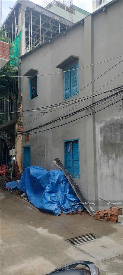 Bán căn nhà cấp 4 2 mặt tiền hẻm rộng 3m, nằm tại hẻm hoàng hoa thám, cách đường chính chỉ 40m