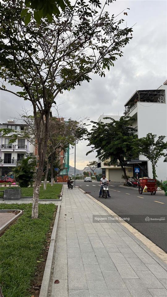 Nhà đẹp 3 tầng kđt vcn phước long đối diện công viên, gần sông quán trường