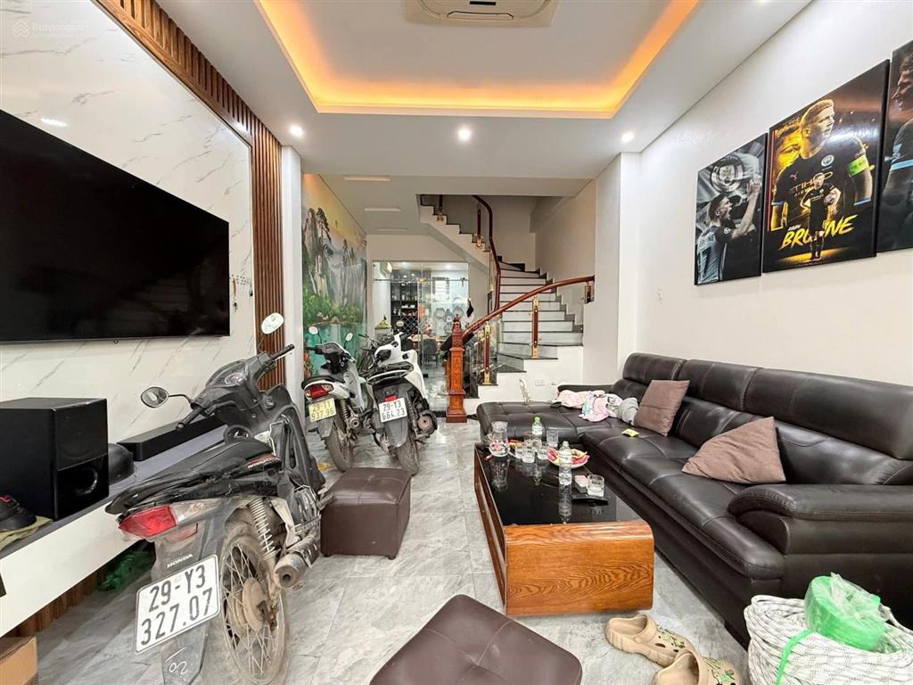 Full nội thất khách chỉ việc xách vali vào ở,phân lô ôtô tránh, khu a đất dv do lộ sát bx yên nghĩa