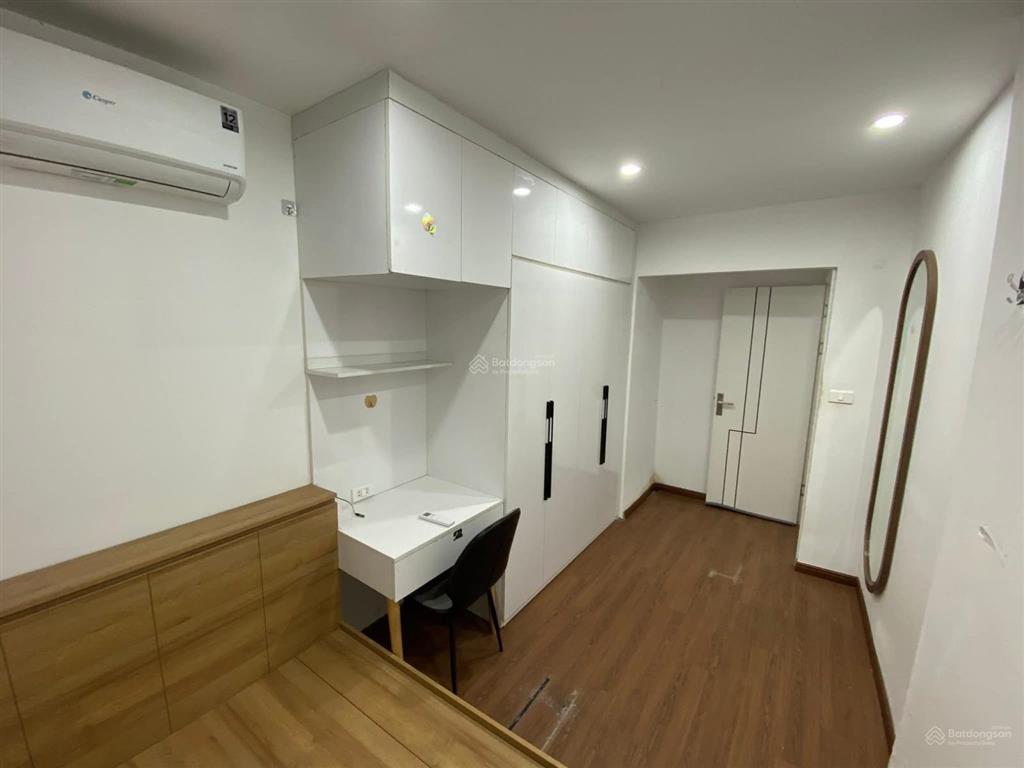 Tài chính hơn 2tỷ hiếm có căn hộ tt trung tâm quận 60m2, pk, 2pn 2wc full đồ, ôtô đỗ chân cầu thang