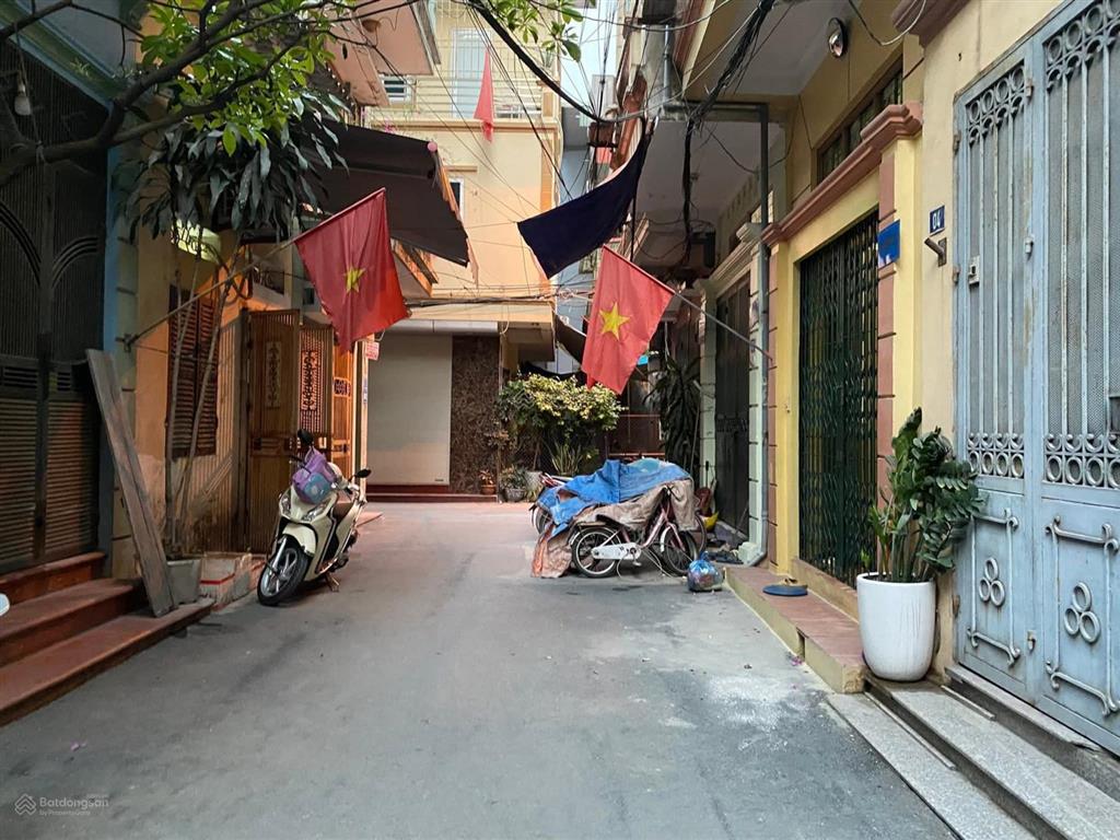 Tài chính hơn 2tỷ hiếm có căn hộ tt trung tâm quận 60m2, pk, 2pn 2wc full đồ, ôtô đỗ chân cầu thang