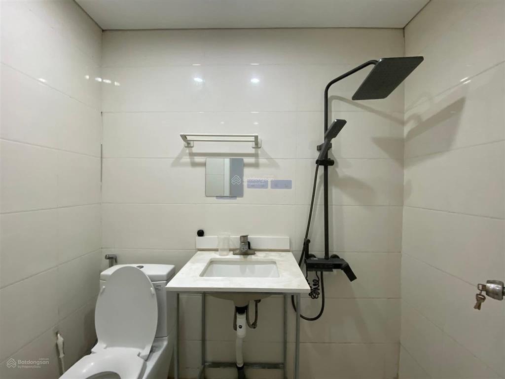 Tài chính hơn 2tỷ hiếm có căn hộ tt trung tâm quận 60m2, pk, 2pn 2wc full đồ, ôtô đỗ chân cầu thang