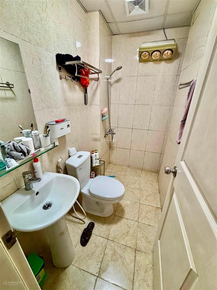 Nhỉnh 3tỷ sở hữu căn hộ cc 67m2, 1pk, 2pn, 2wc full nội thất sát phố, gần trung tâm quận vào ở ngay