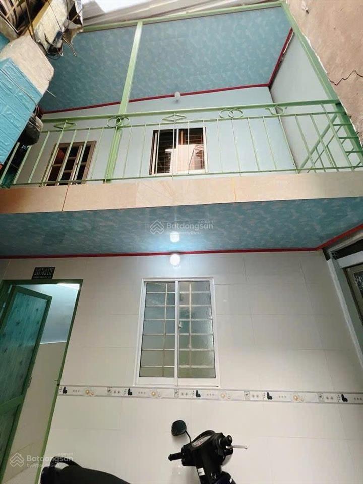 Quận 4 chỉ 1,7tỷ nhà 2 tầng, cạnh hồ bơi bến vân đồn