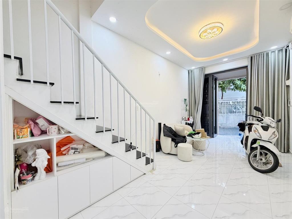 Nhà hxh 7 chỗ huỳnh văn bánh, phú nhuận  30m2  2 tầng  chỉ 6.4 tỷ