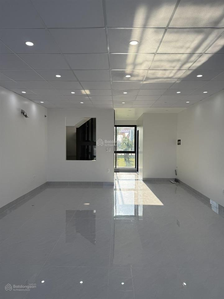 Shophouse hp138, vị trí đắc địa, gần vinhomes megamall, góc ngã tư cầu hoàng gia, gần trạm sạc