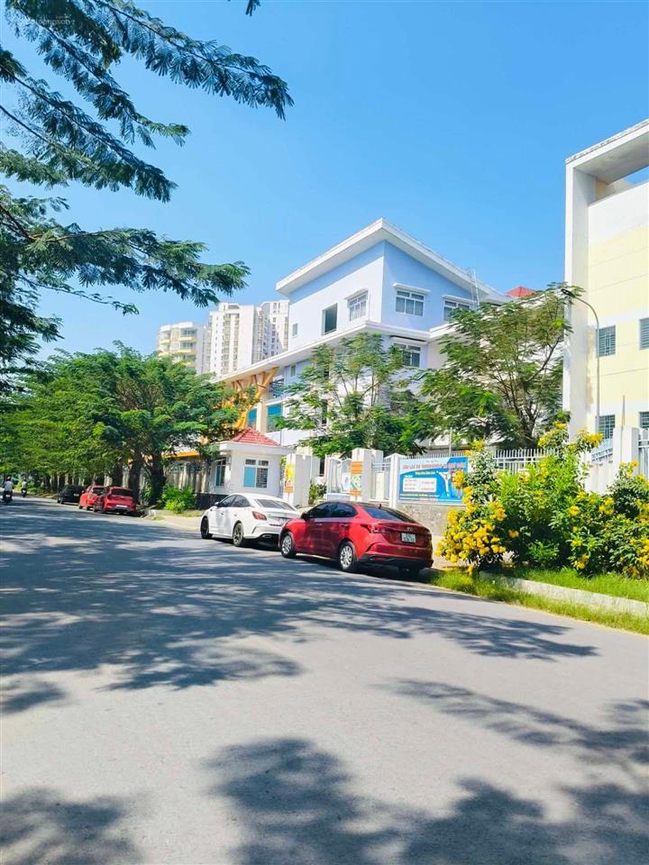 Nhà mặt tiền 4 tầng view công viên kdc intresco 13e giá chỉ 7,9 tỷ