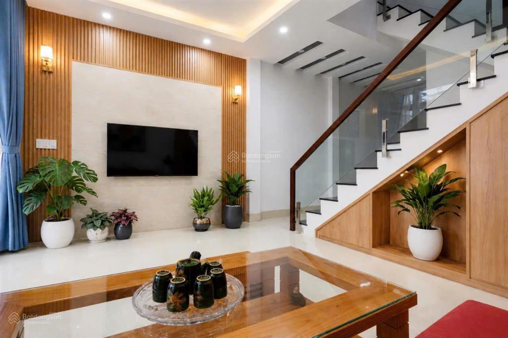 Bán nhà nguyễn trung trực, đà lạt, 94,5m2, 10,9 tỷ, 7p, 8wc, 4 tầng, có thể kinh doanh homestay