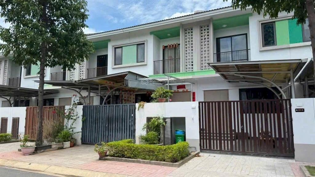 Bán nhà liên kế tại sun casa central, 2,9 tỷ, 100m2, 3pn, 3wc, chính chủ, hot!