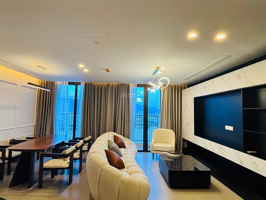 Bán căn 2pn view sông hàn đẹp, không góc chết full nội thất tầng cao giá độc nhất chỉ 5 x tỷ