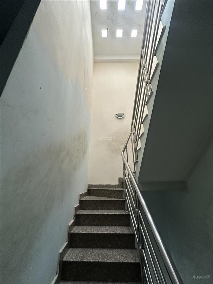 Tân bình lạc long quân, hẻm xe hơi thông, gần lý thường kiệt. ngang 4 x 11, 1 trệt 2 lầu, 