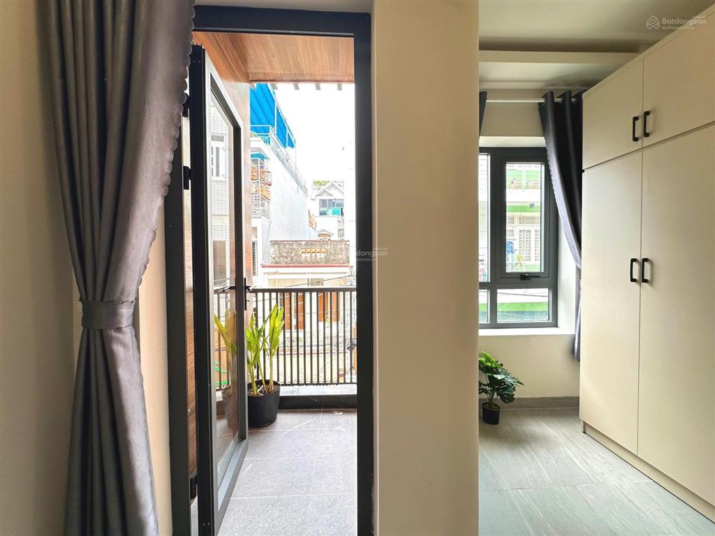 Thuê ngay studio ban công lớn, 45m2, ngay phan xích long, full nội thất