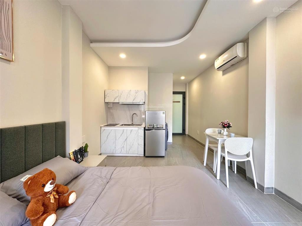Thuê ngay studio ban công lớn, 45m2, ngay phan xích long, full nội thất