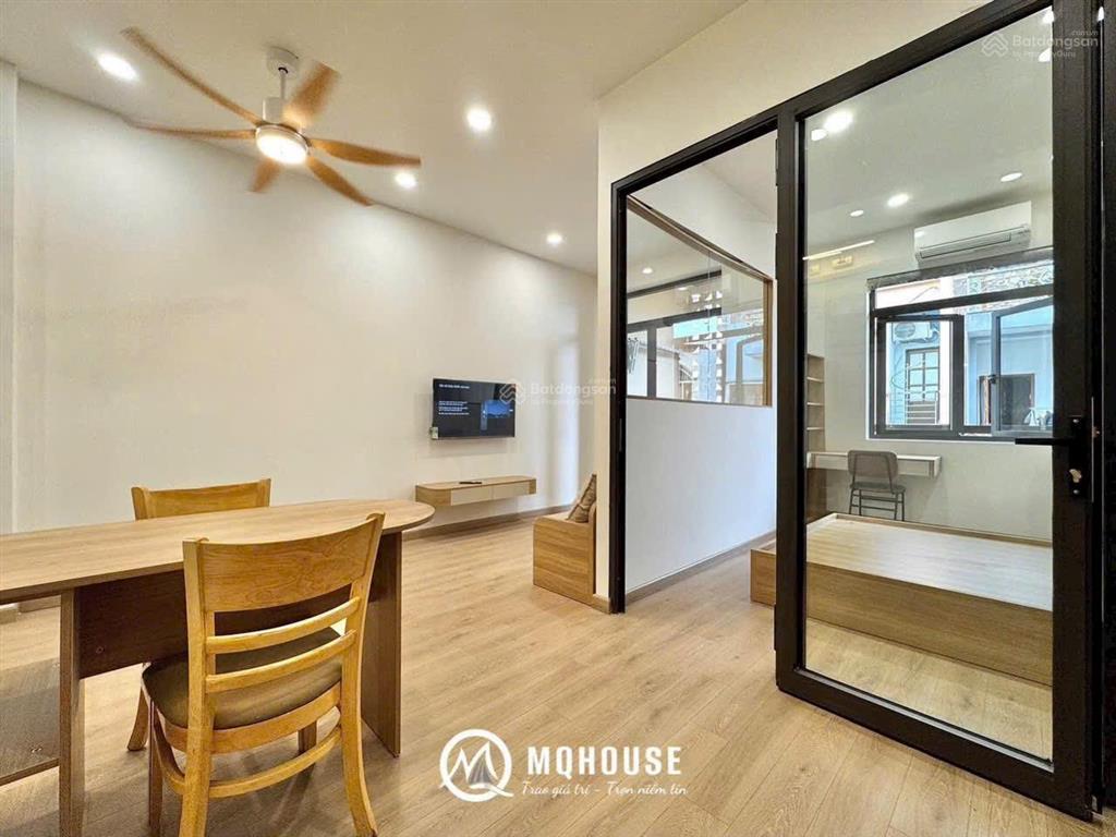 Cho thuê căn hộ dịch vụ dạng 1 pn  tách bếp  có ban công, 45m², gần q. pn, q1, q3, full nội thất