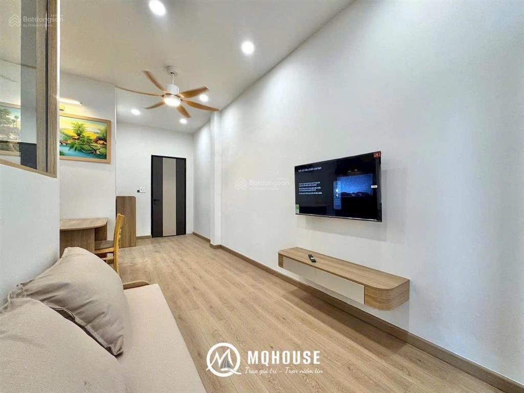 Cho thuê căn hộ dịch vụ dạng 1 pn  tách bếp  có ban công, 45m², gần q. pn, q1, q3, full nội thất