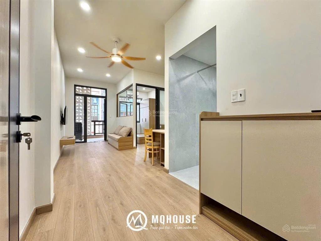Cho thuê căn hộ dịch vụ dạng 1 pn  tách bếp  có ban công, 45m², gần q. pn, q1, q3, full nội thất