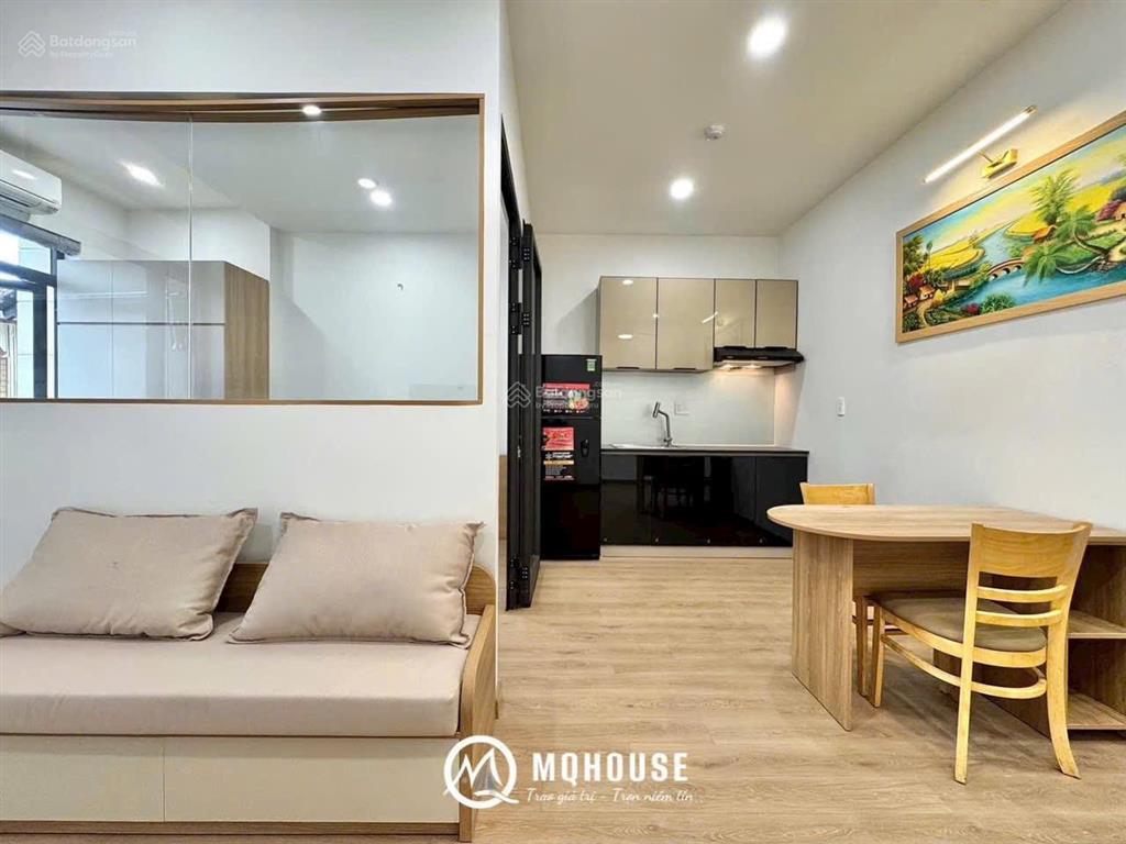 Cho thuê căn hộ dịch vụ dạng 1 pn  tách bếp  có ban công, 45m², gần q. pn, q1, q3, full nội thất