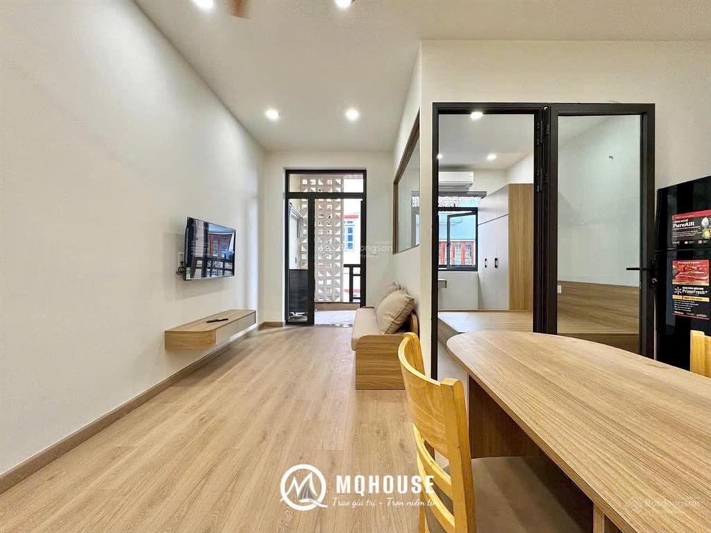 Cho thuê căn hộ dịch vụ dạng 1 pn  tách bếp  có ban công, 45m², gần q. pn, q1, q3, full nội thất