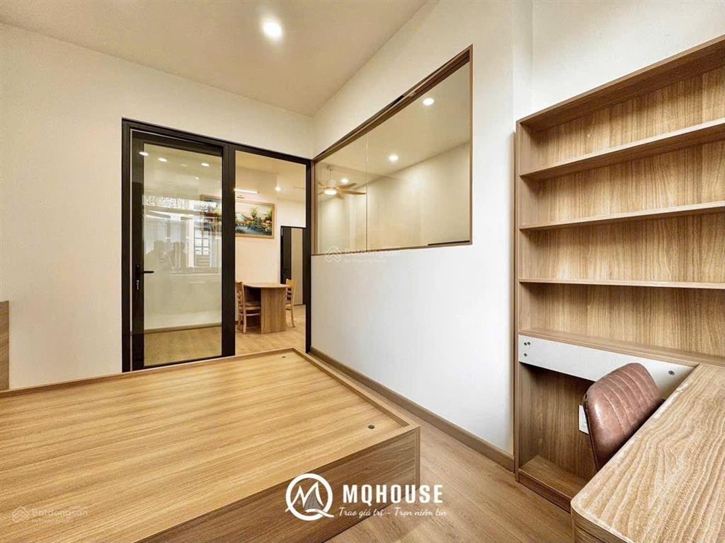 Cho thuê căn hộ dịch vụ dạng 1 pn  tách bếp  có ban công, 45m², gần q. pn, q1, q3, full nội thất