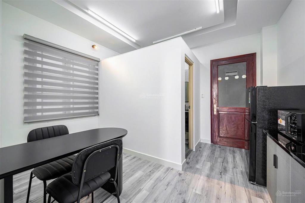 Cho thuê 1pn tách bếp, ban công, cửa sổ, ngay tân định, gần cầu bông, 45m2, full nội thất