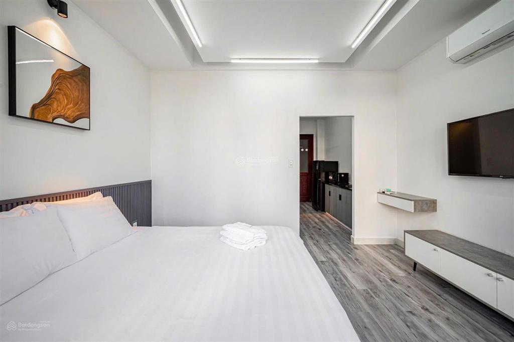 Cho thuê 1pn tách bếp, ban công, cửa sổ, ngay tân định, gần cầu bông, 45m2, full nội thất