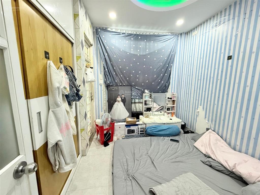 Bán nhà quận 4, 5 tầng, tôn đản, 40m2, sẵn dòng tiền, đường trước nhà 20m, giá 9,7 tỷ