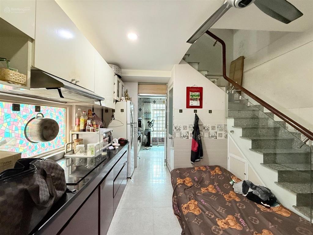 Bán nhà quận 4, 5 tầng, tôn đản, 40m2, sẵn dòng tiền, đường trước nhà 20m, giá 9,7 tỷ