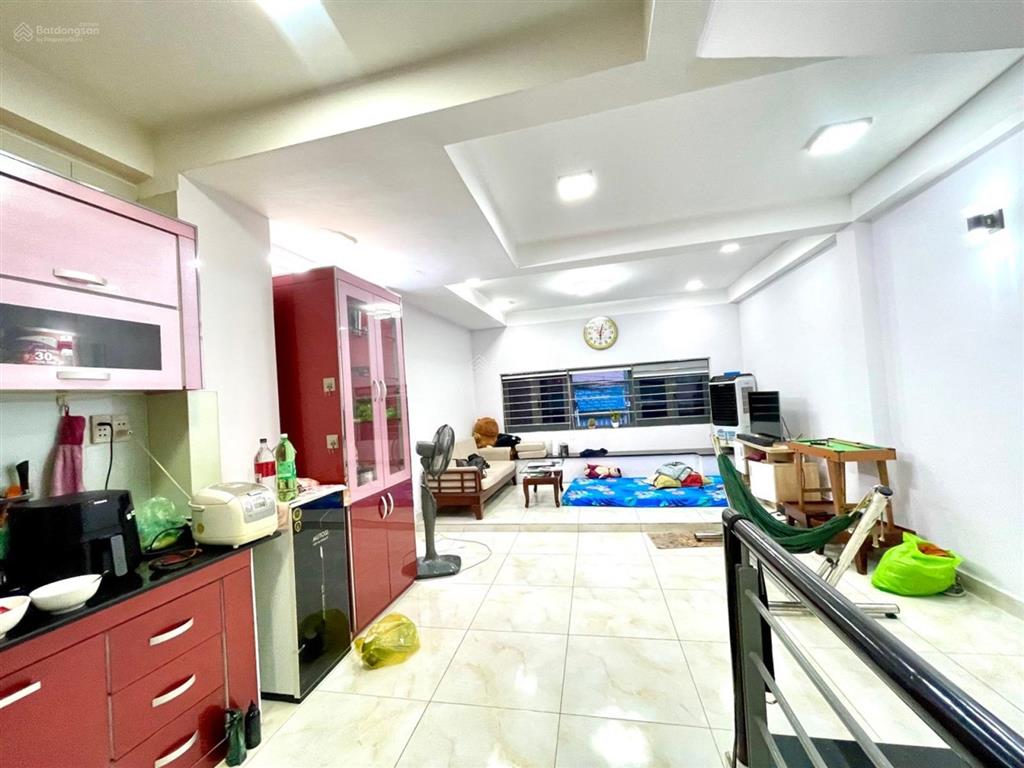 Bán nhà quận 7, mặt tiền đường số 8, ngang 4.3m, 4 tầng, gần chợ tân quy, giá 9,5 tỷ