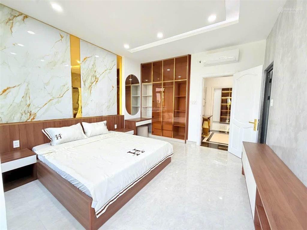 Bán nhà quận 7, 4 tầng, có thang máy, gần phú mỹ hưng, ngang 6m, đường 6m, giá 9,2 tỷ