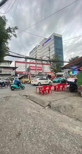 Bán nhà 3 tầng  ngay nguyễn xí  3.7x8m  bình thạnh  17 hẻm sạch sẽ  chỉ 3.x tỷ