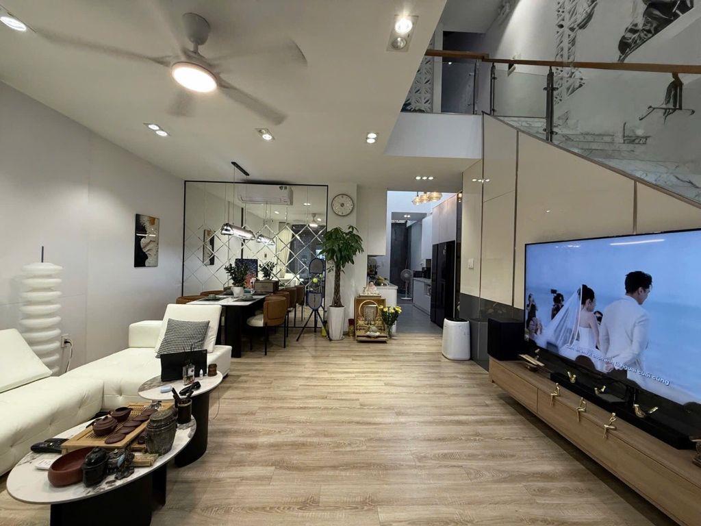Bán Vinhomes Hóc Môn đường 13m lề đường 3m ngang 5m dài 10m 4 tầng BTCT...