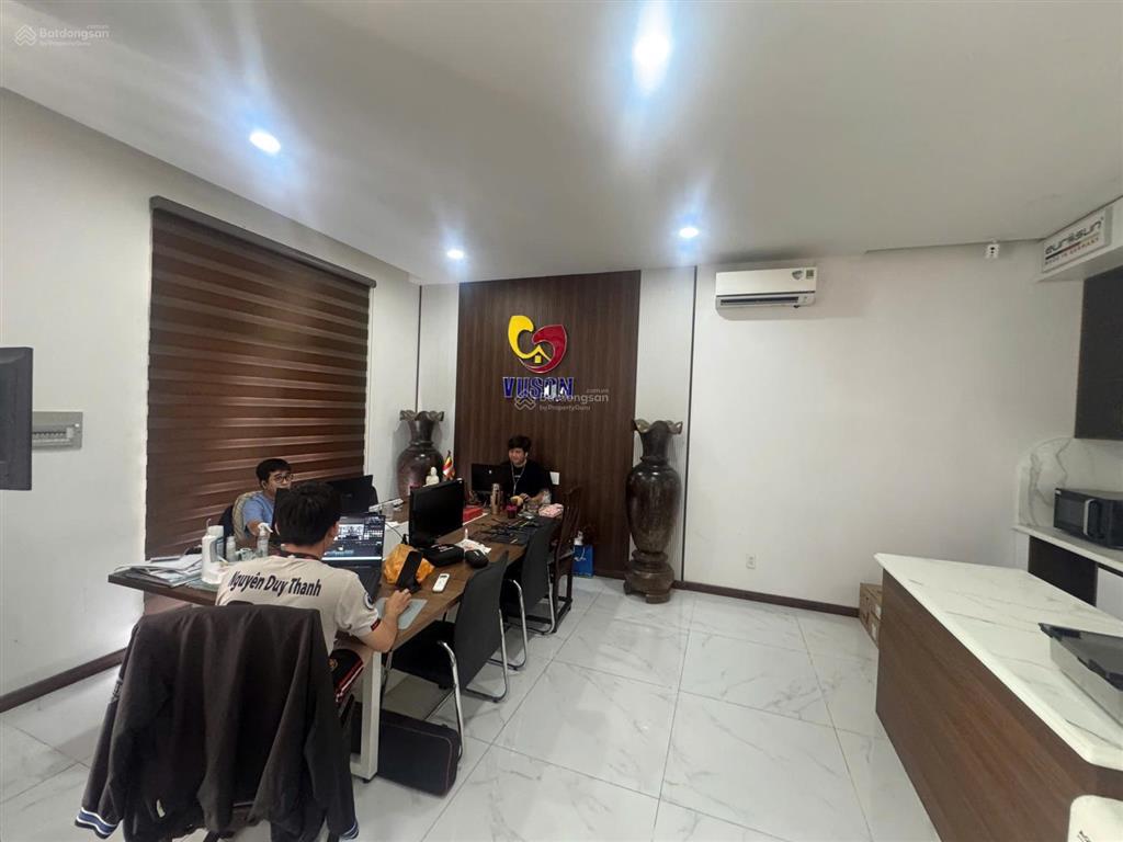 Nhà phố hoàn thiện thang máy 14 tỷ bao thuế phí, sẵn sổ tại vinhomes grand park quận 9