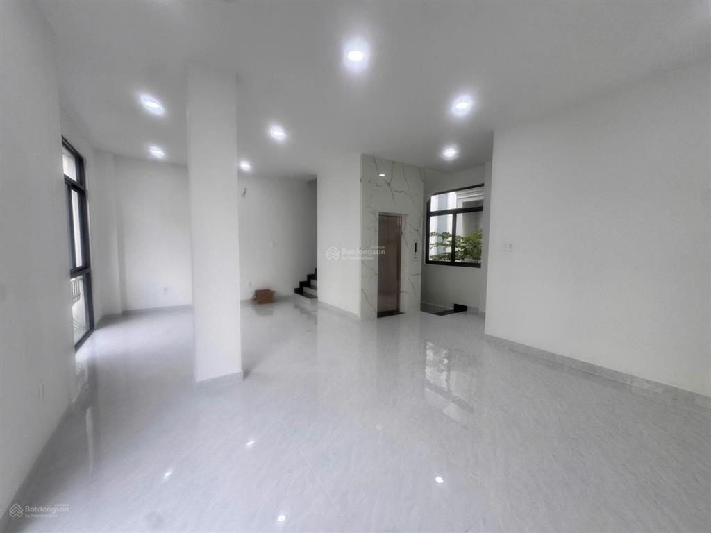 Cho thuê nhà phố 96m2 chỉ 30 triệu/tháng có thang máy 5 tầng tại vinhomes grand park
