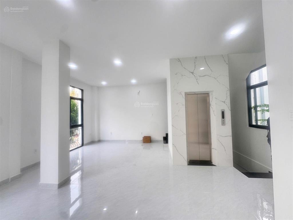 Cho thuê tầng nhà phố 144m2 chỉ 10 triệu có thang máy, máy lạnh tại vinhomes grand park