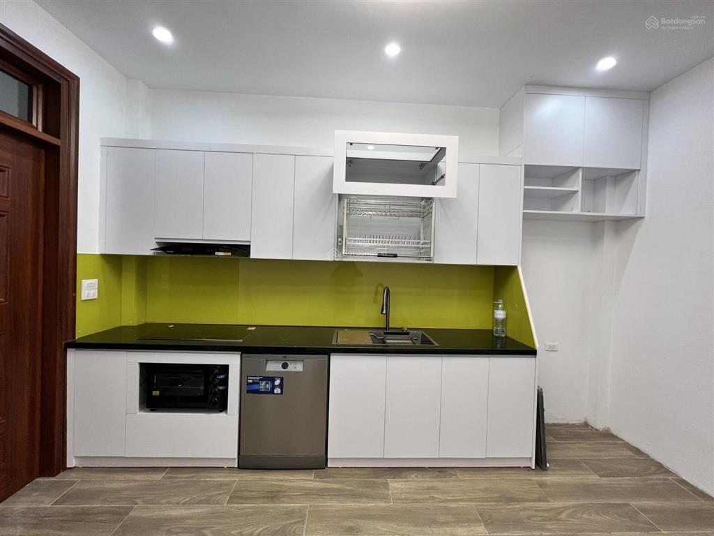 Cho thuê lâu dài nhà 5 tầng làm văn phòng, nhà cạnh bên khu biệt thự minh tâm, tư đình, long biên.