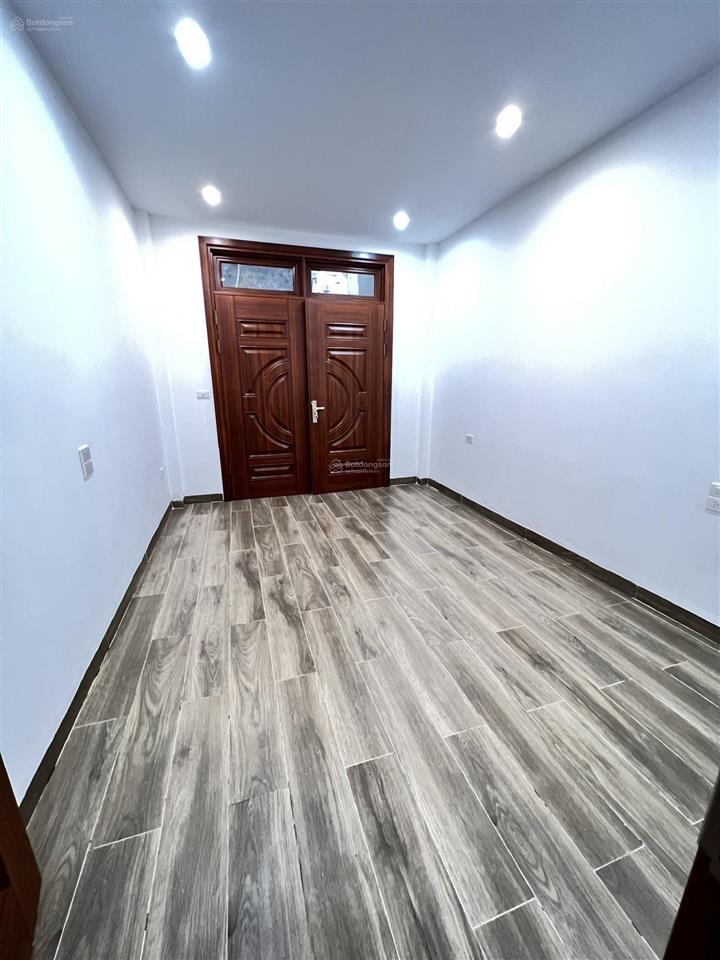 Cho thuê lâu dài nhà 5 tầng làm văn phòng, nhà cạnh bên khu biệt thự minh tâm, tư đình, long biên.