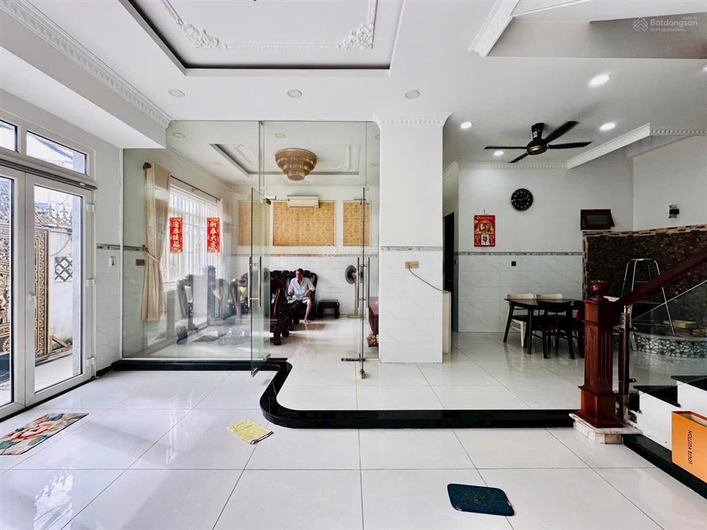 Binh tân gia 7ty350 ngang ( 8x11)
bán villa quận binh tân dt 8.111 kết cấu nhà villa 4 tầng