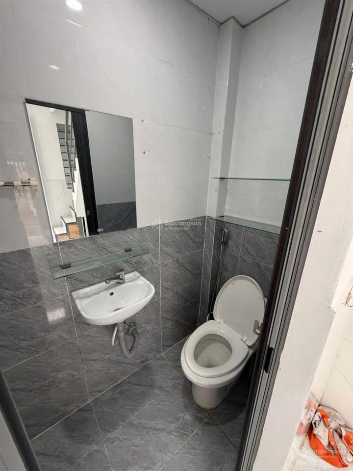 Bán nhà sổ hồng riêng hoàn công đầy đủ. diện tích 4m05 m x 4m, bán giá 2 tỷ 590 bớt lộc